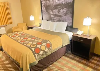 Super 8 by Wyndham Eau Claire WI hotel thumbnail 5