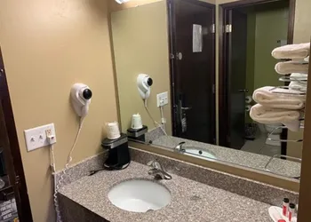 Super 8 by Wyndham Eau Claire WI hotel thumbnail 7