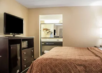 Econo Lodge Elmira-Corning hotel thumbnail 8