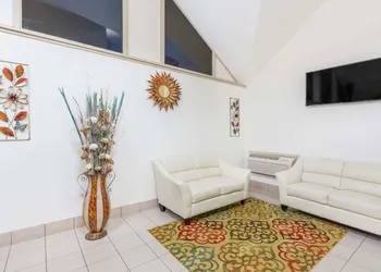 Super 8 by Wyndham Wichita Airport hotel thumbnail 2