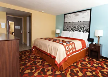 Super 8 by Wyndham Wichita Airport hotel thumbnail 8