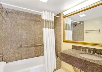 Howard Johnson by Wyndham Pikesville hotel thumbnail 7