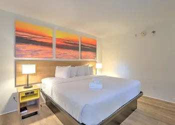 Hotel Carolina hotel thumbnail 2