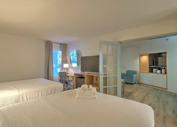 Hotel Carolina hotel thumbnail 7