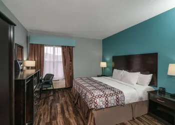 La Quinta Inn & Suites by Wyndham Knoxville East hotel thumbnail 7