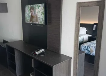 Hotel 465 by Regency Inn & Suites hotel thumbnail 2