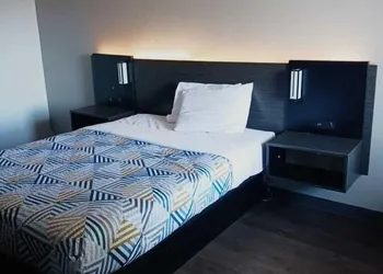 Hotel 465 by Regency Inn & Suites hotel thumbnail 3