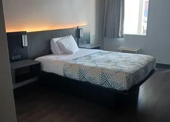 Hotel 465 by Regency Inn & Suites hotel thumbnail 4