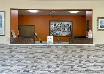 Super 8 by Wyndham Platte City Kansas City Area Airport hotel thumbnail 2