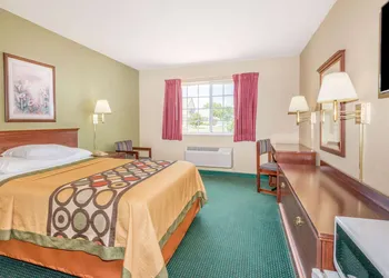 Super 8 by Wyndham Platte City Kansas City Area Airport hotel thumbnail 3