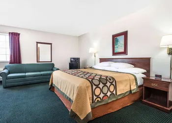 Super 8 by Wyndham Platte City Kansas City Area Airport hotel thumbnail 4