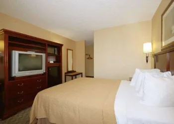 Quality Inn & Suites Bensalem hotel thumbnail 5