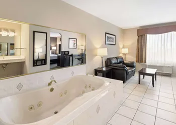 Best Western Inn & Suites - Midway Airport hotel thumbnail 6