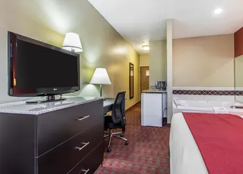 Quality Inn & Suites hotel thumbnail 8