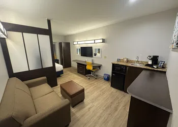 Microtel Inn & Suites by Wyndham Wheeling at Highlands hotel thumbnail 4