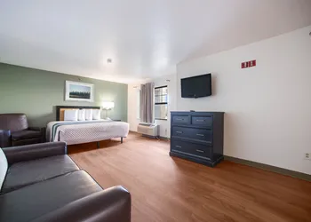 HomeTowne Studios by Red Roof St. Louis - Airport/ N Lindbergh hotel thumbnail 8