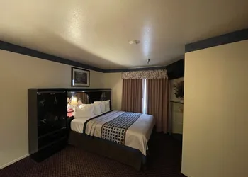 Oakridge Inn hotel thumbnail 8
