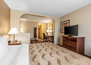 Quality Suites Paducah I-24 hotel thumbnail 6