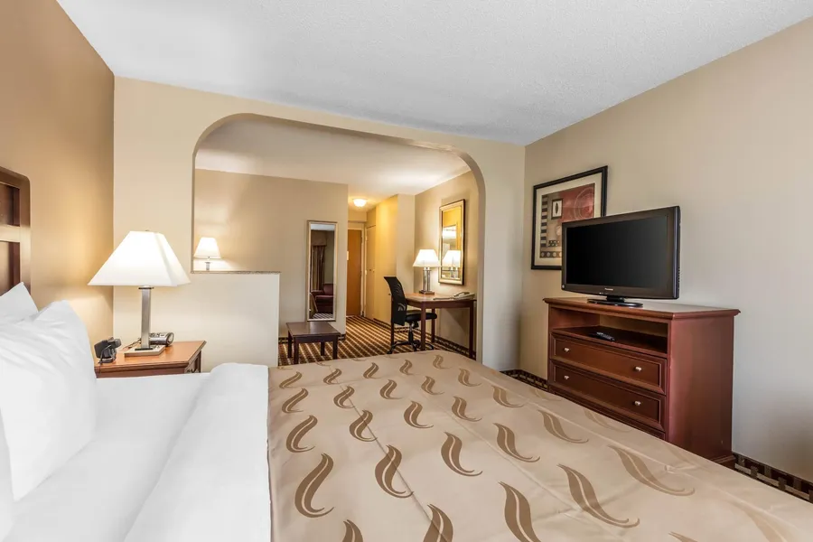 Quality Suites Paducah I-24 hotel detail image 6