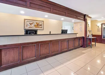 La Quinta Inn & Suites by Wyndham Houston - Magnolia hotel thumbnail 2