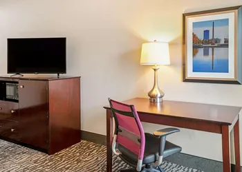 La Quinta Inn & Suites by Wyndham Houston - Magnolia hotel thumbnail 5