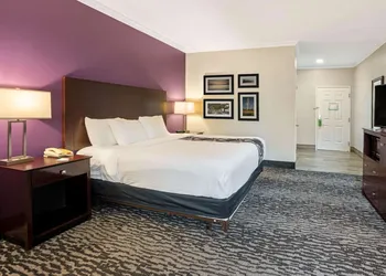 La Quinta Inn & Suites by Wyndham Houston - Magnolia hotel thumbnail 7