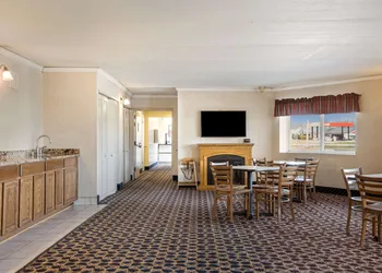 Econo Lodge Darien Lakes hotel thumbnail 3