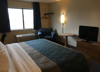 Econo Lodge Darien Lakes hotel thumbnail 4