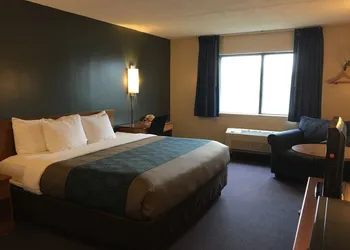 Econo Lodge Darien Lakes hotel thumbnail 5