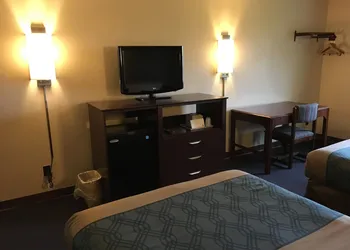 Econo Lodge Darien Lakes hotel thumbnail 6
