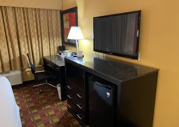 Ramada by Wyndham Rochelle Park Near Paramus hotel thumbnail 4