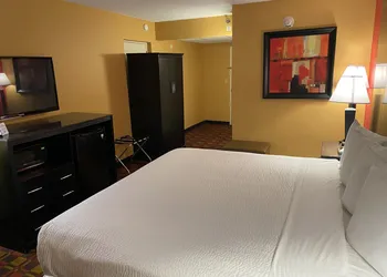 Ramada by Wyndham Rochelle Park Near Paramus hotel thumbnail 5