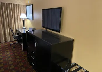 Ramada by Wyndham Rochelle Park Near Paramus hotel thumbnail 8