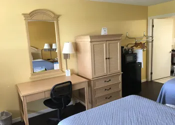 Days Inn by Wyndham Madison hotel thumbnail 6