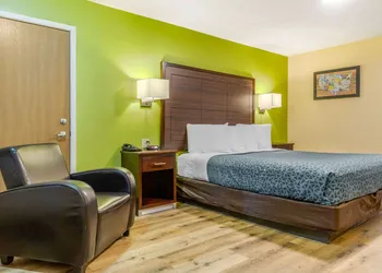 Econo Lodge West - Coors Blvd hotel thumbnail 4