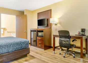 Econo Lodge West - Coors Blvd hotel thumbnail 5