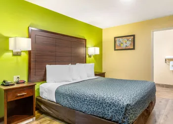 Econo Lodge West - Coors Blvd hotel thumbnail 6