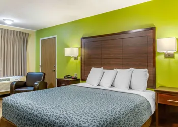 Econo Lodge West - Coors Blvd hotel thumbnail 7