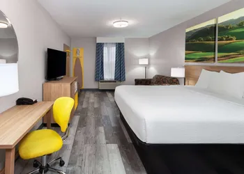Days Inn & Suites by Wyndham Sellersburg hotel thumbnail 6