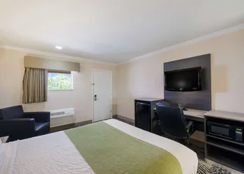 SureStay Hotel by Best Western Rockdale hotel thumbnail 8