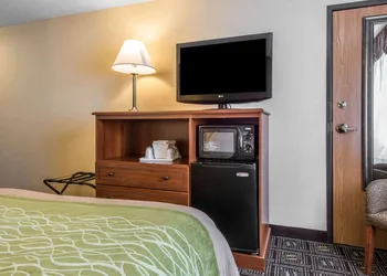 Comfort Inn Weirton - Steubenville hotel thumbnail 8