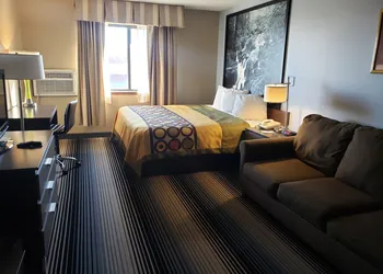 Super 8 by Wyndham Milwaukee Airport hotel thumbnail 6