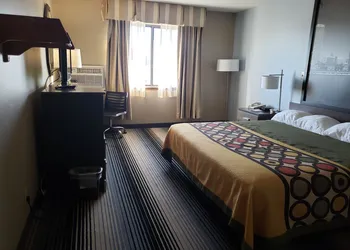 Super 8 by Wyndham Milwaukee Airport hotel thumbnail 8