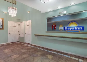 Days Inn by Wyndham San Antonio hotel thumbnail 2