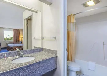 Days Inn by Wyndham San Antonio hotel thumbnail 8