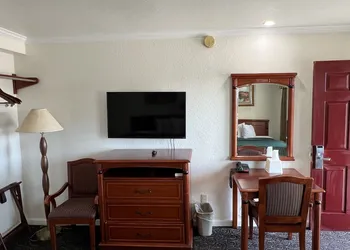 Americas Best Value Inn Hanford hotel thumbnail 6