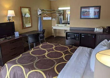 Super 8 by Wyndham Sandusky hotel thumbnail 5