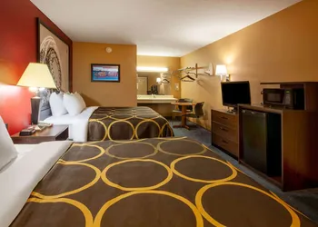 Super 8 by Wyndham Sandusky hotel thumbnail 8