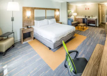 Holiday Inn Express & Suites Cleveland West - Westlake by IHG hotel thumbnail 3