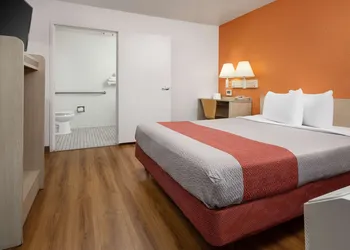 Motel 6 Buena Park, CA - Knotts Berry Farm - Disneyland hotel thumbnail 3